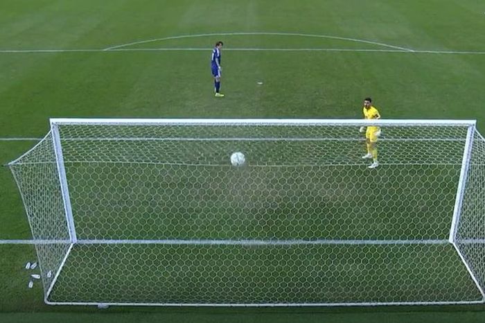Ăn mừng quá sớm, thủ môn nhận cái kết bẽ mặt vì quả penalty 'kỳ lạ'