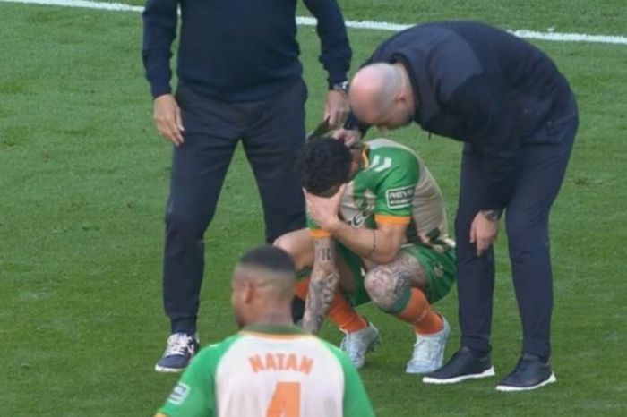 Antony khóc nức nở