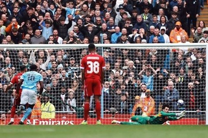 Áp lực bủa vây HLV Arne Slot sau trận thua thảm của Liverpool