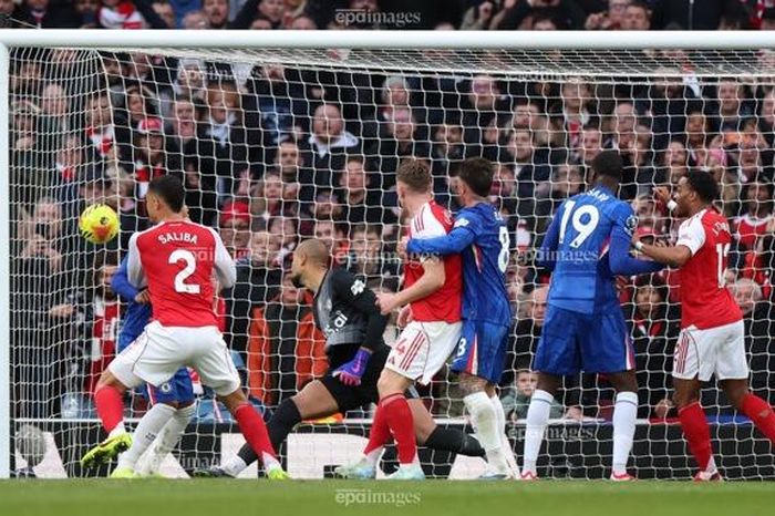 Arsenal ám ảnh Premier League bằng đá phạt góc