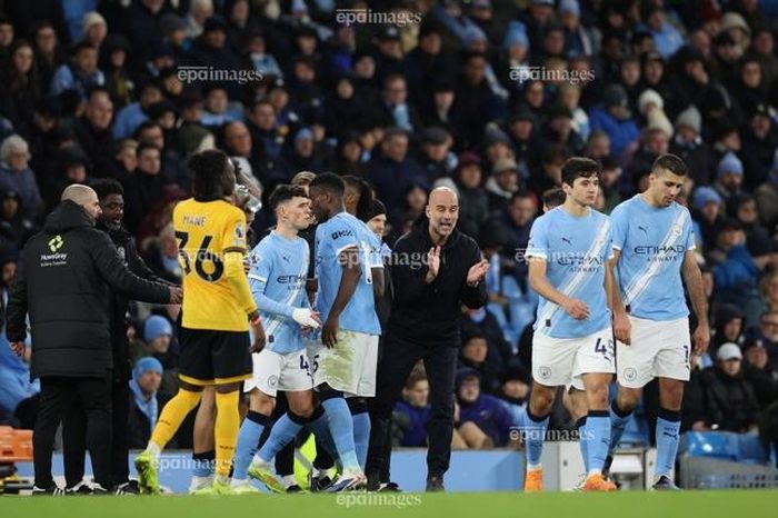 Arsenal chạm 1 tay vào cúp, giai đoạn 'điên rồ' ở Ngoại hạng Anh