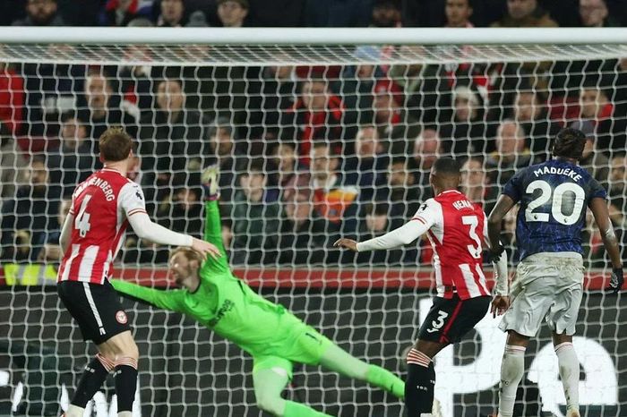 Arsenal chia điểm đáng tiếc trên sân Brentford