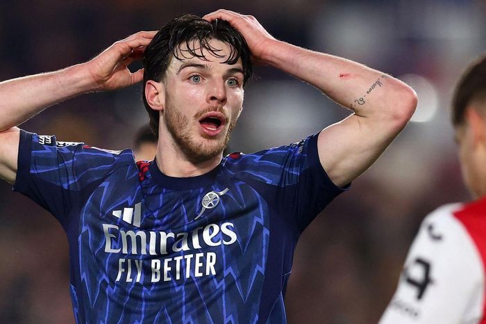 Arsenal hòa Brentford trong thế thua: Run rẩy trên ngôi đầu