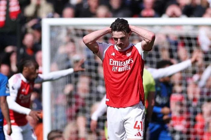 Arsenal lại vấp ngã đúng thời điểm quan trọng nhất