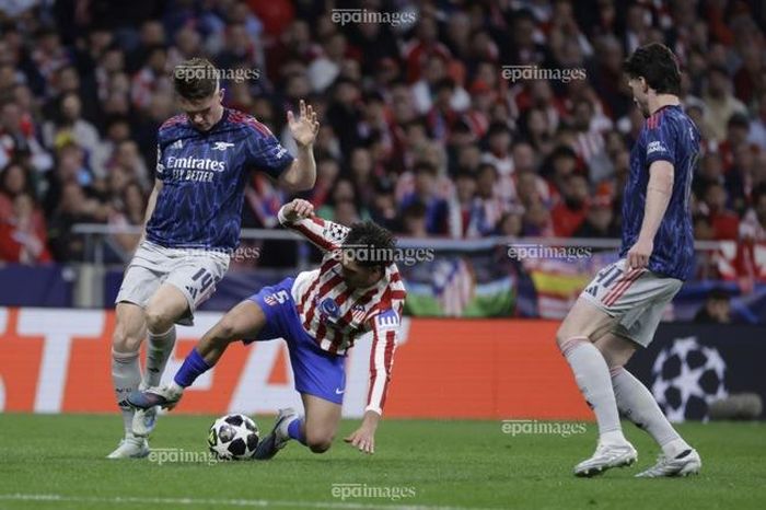 Arsenal mất oan phạt đền, Atletico thoát thua đầy tranh cãi