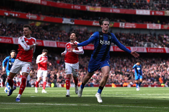 Arsenal nguy cơ bị Man City bắt kịp ở Ngoại hạng Anh