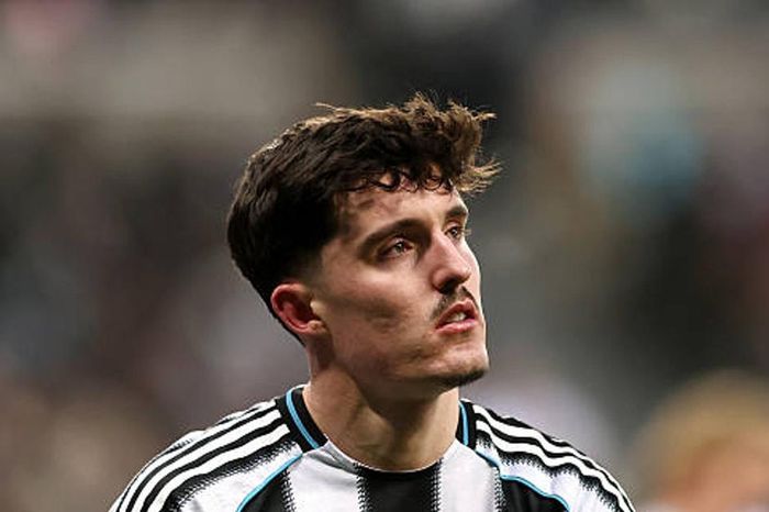Arsenal nhắm Tino Livramento: Cuộc thay máu hàng thủ và tương lai mờ mịt của Ben White