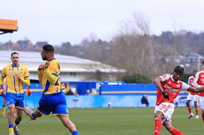 Arsenal thắng nhọc Mansfield Town 2-1: 'Siêu phẩm' của Eze đưa Pháo thủ vào tứ kết FA Cup