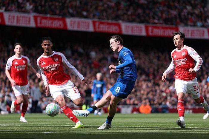 Arsenal thua sốc Bournemouth sân nhà, chậm bước cuộc đua vô địch