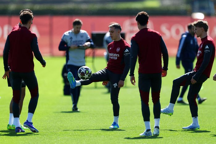 Arteta gây tranh cãi với giáo án 'bút và bóng'