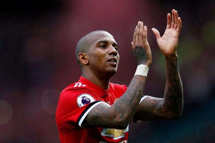 Ashley Young giải nghệ