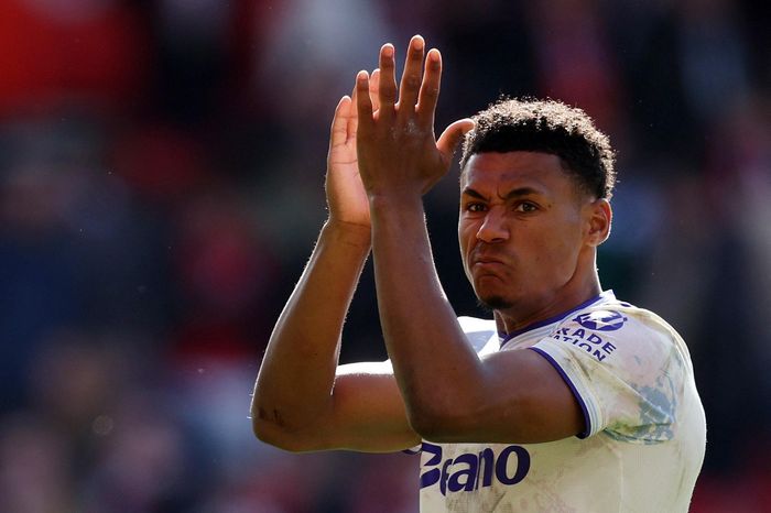 Aston Villa sảy chân, trao 'món quà' cho MU