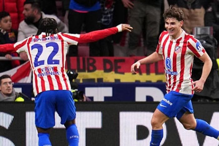Atletico Madrid đè bẹp Barcelona 4-0: Julian Alvarez và Ademola Lookman 'vây khốn' Hansi Flick