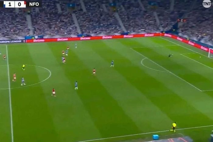 Bàn phản lưới nhà khó tin ở Europa League