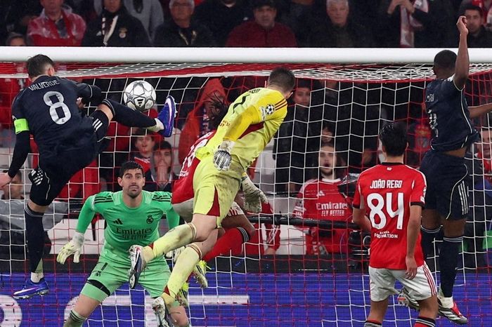 Bàn thắng điên rồ ở phút 90+8 tại Champions League