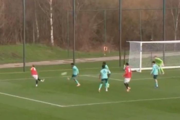 Bàn thắng từ góc hẹp của cầu thủ trẻ MU