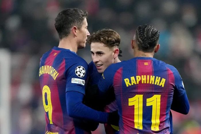 Barca ngược dòng thắng đậm Slavia Praha, Lewandowski thành tâm điểm