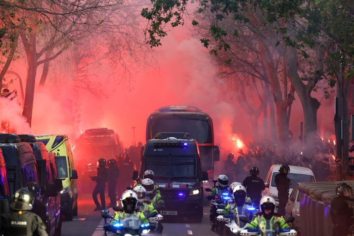 Barcelona nguy cơ bị UEFA trừng phạt
