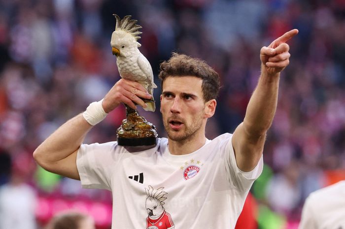 Bayern ăn mừng vô địch bằng tượng chim lạ