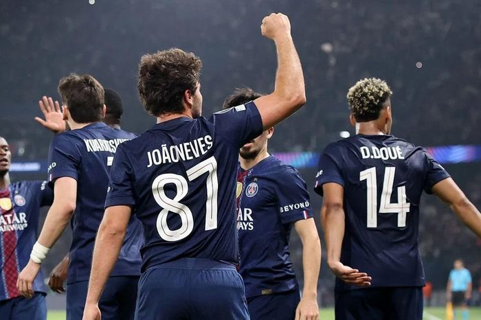 Bayern và PSG rượt đuổi khó tin trong trận cầu 9 bàn thắng