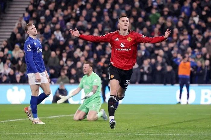 Benjamin Sesko tỏa sáng, đưa M.U trở lại top 4 Premier League