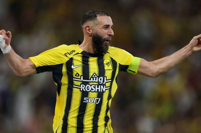 Benzema gây sốc, chuyển sang đội của Ronaldo?