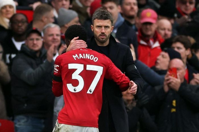 Berbatov chỉ ra hai mắt xích then chốt giúp MU hạ Tottenham