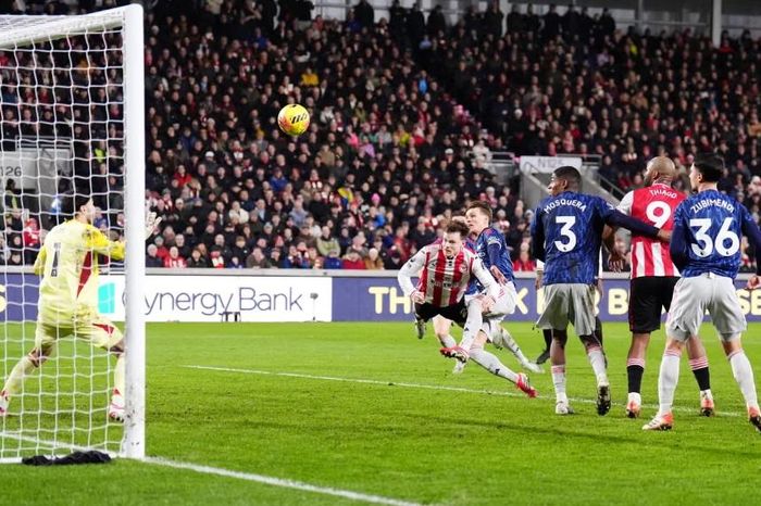 Bị Brentford cầm hòa, Arsenal để Man City thu hẹp khoảng cách