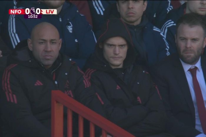 Biểu cảm gây chú ý của Wirtz khi không được thi đấu