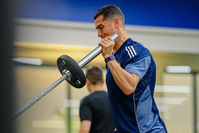 Bóng đá Tây Á tiếp tục 'đóng băng', Ronaldo vẫn ở lại Ả Rập Saudi