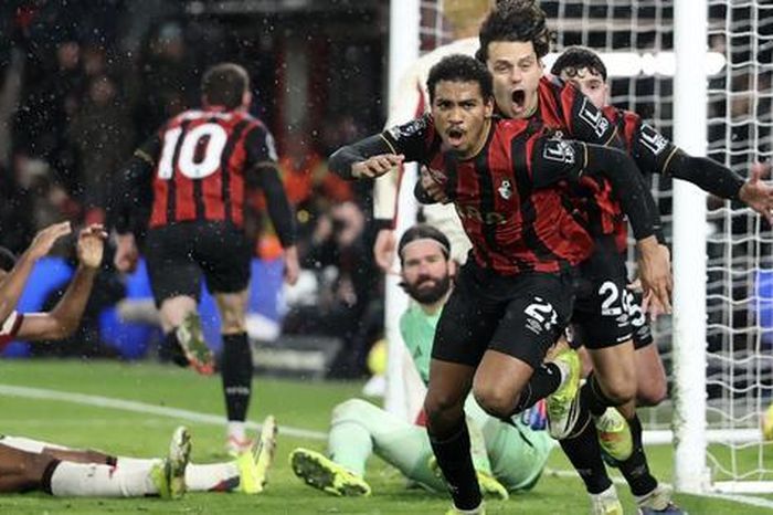 Bournemouth giáng đòn đau phút bù giờ, Liverpool lún sâu khủng hoảng