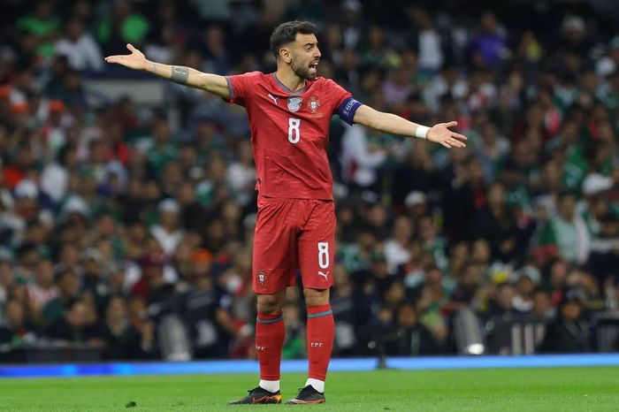 Bruno Fernandes bất lực trong lần đầu tiên làm đội trưởng tuyển Bồ Đào Nha