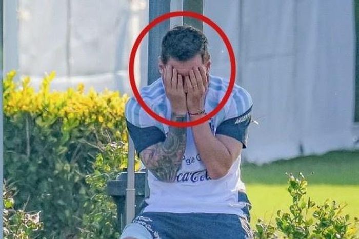 Cái ôm mặt của Messi gây chú ý