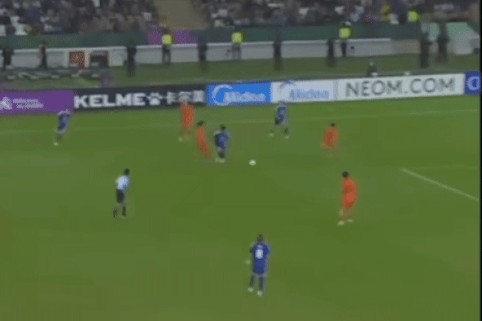 Cảnh cầu thủ U23 Nhật Bản nhào lộn đứng dậy sau va chạm bất ngờ viral