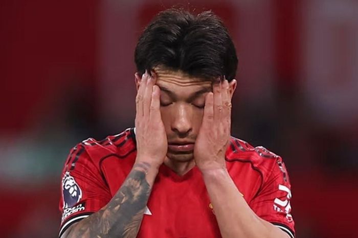 Carragher và Carrick chỉ trích tấm thẻ đỏ của Lisandro Martinez sau pha kéo tóc