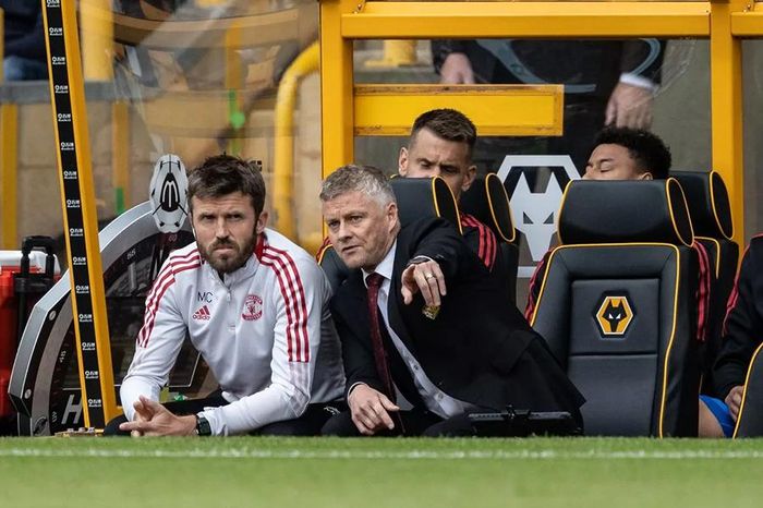 Carrick kể chi tiết cuộc điện thoại với Solskjaer khi trở thành HLV của MU