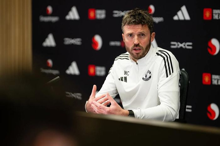Carrick tiết lộ thần đồng của MU không thể ra mắt vì quy định kỳ lạ