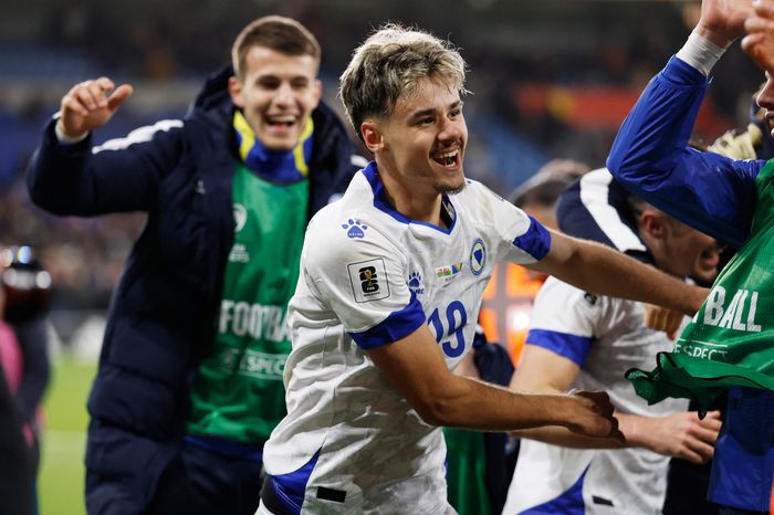 Cầu thủ 18 tuổi đổi đời nhờ vòng loại World Cup
