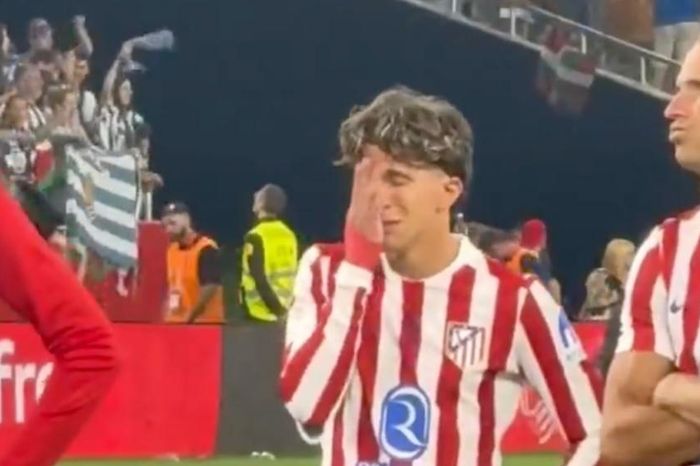 Cầu thủ Atletico khóc nức nở
