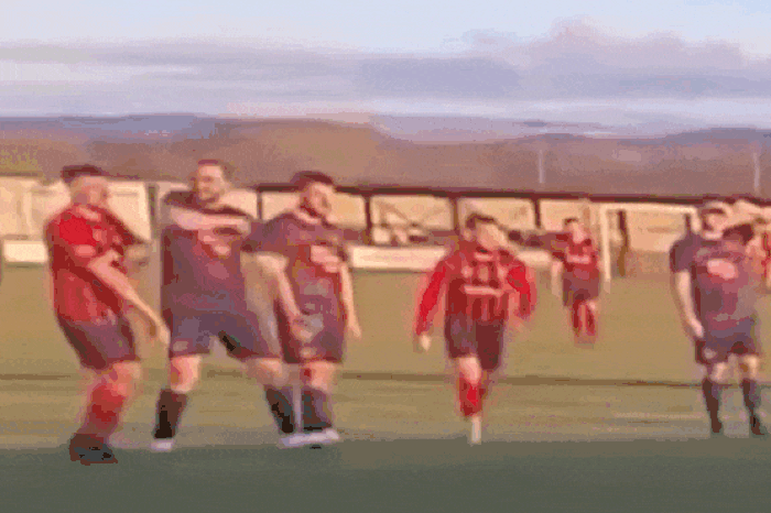 Cầu thủ bị bắt giữ vì dùng khuỷu tay đánh vào mặt đối thủ