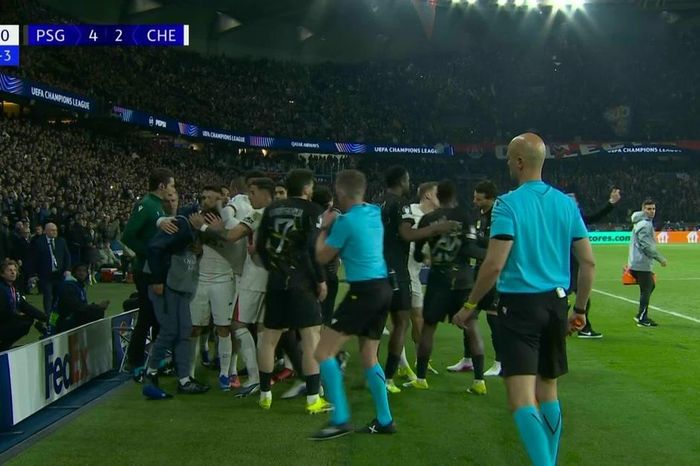 Cầu thủ Chelsea xô cậu bé nhặt bóng nhận thêm án phạt 'trời giáng'