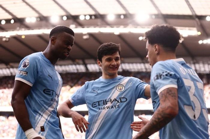 Cầu thủ đắt nhất châu Á biến nghi ngờ thành thán phục ở Man City