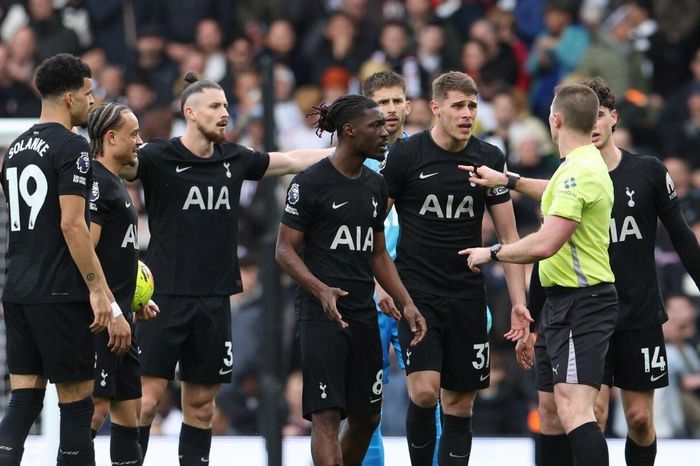 Cầu thủ Tottenham gặp ác mộng trừ lương nếu bị xuống hạng