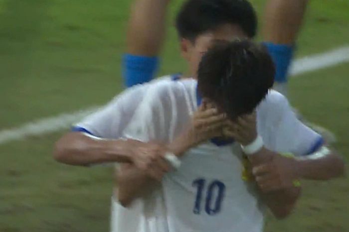 Cầu thủ U17 Lào khóc trong trận thua đậm Australia