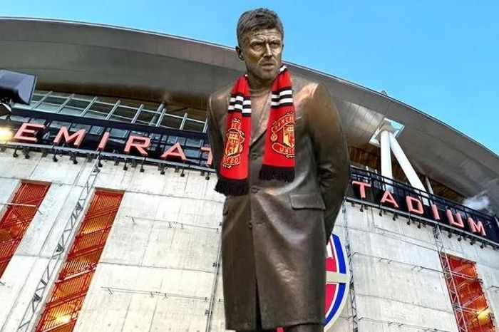 CĐV Arsenal đòi dựng tượng Carrick trước sân Emirates