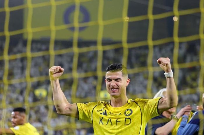 CĐV đối thủ mang cúp ra chế nhạo Ronaldo và cái kết