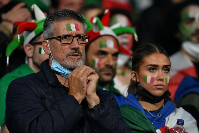 CĐV Italy xếp hàng dài đổi áo đấu