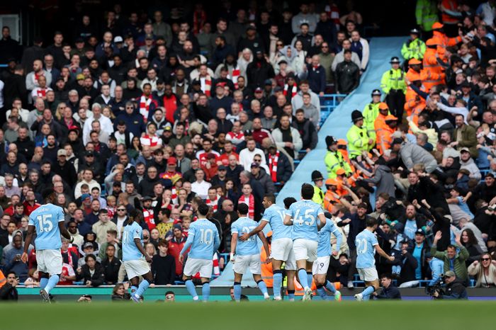 CĐV Man City ăn mừng chế giễu Arsenal