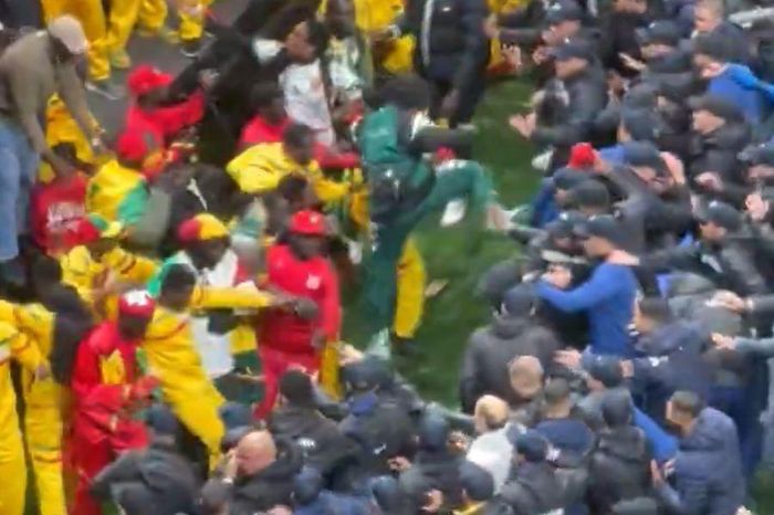 CĐV Senegal đánh nhau với cảnh sát