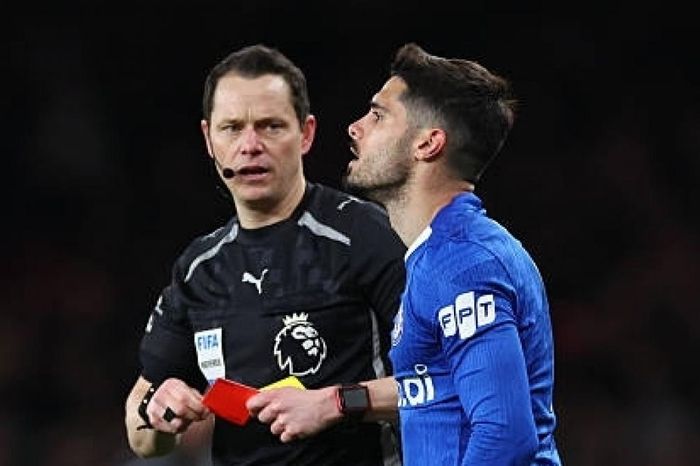 Chelsea tiến gần kỷ lục thẻ đỏ ở Ngoại hạng Anh